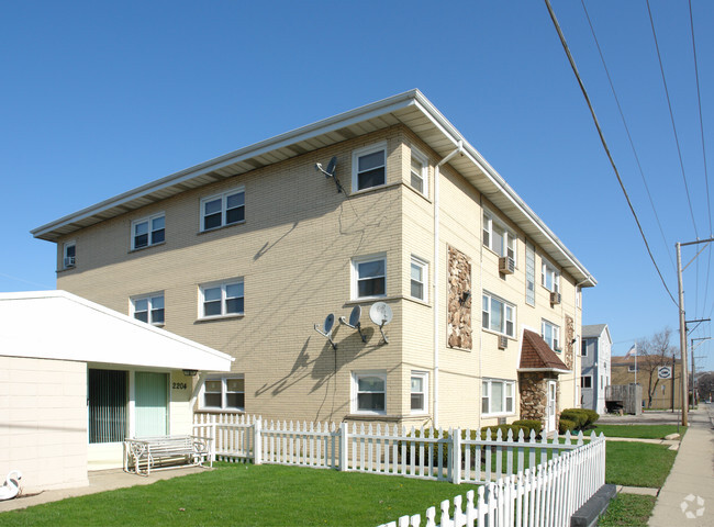 Building Photo - 2216 River Rd