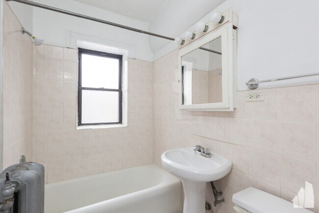 Building Photo - 1164 N Dearborn-313