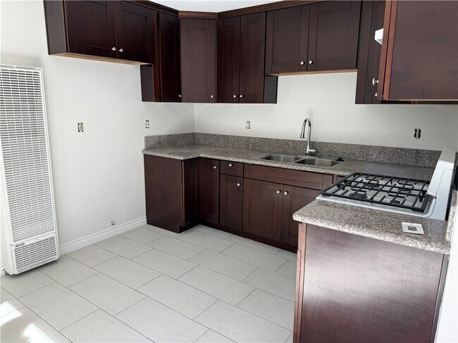 Building Photo - 2052 Lewis Ave