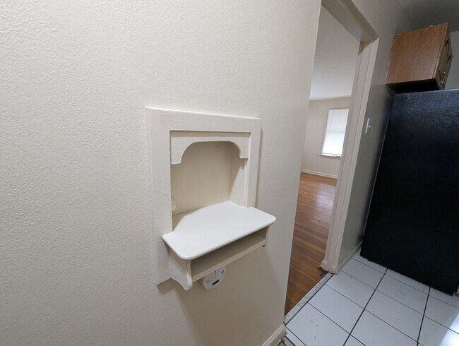 Building Photo - Sweet on Ashford: Sunny Spaces & Classic Charm!