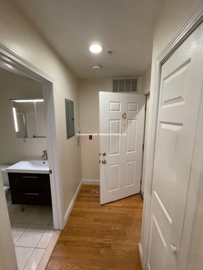 Building Photo - 1801 Beacon St