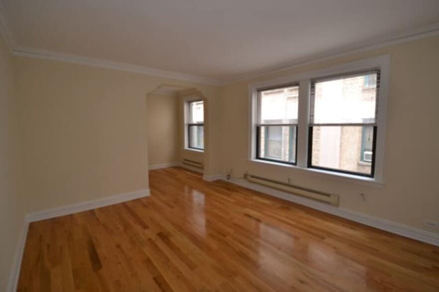 Building Photo - 429 W Roscoe St