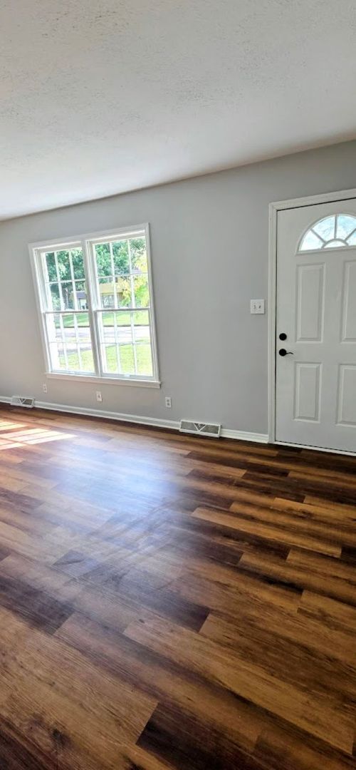 Building Photo - Large Family Home - Move In Ready!