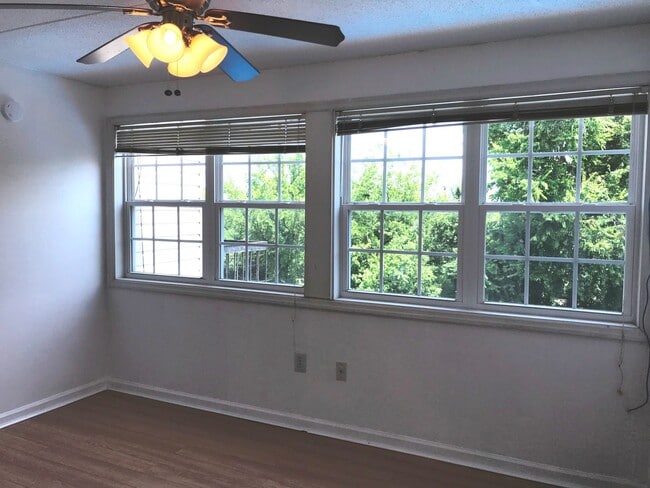 Building Photo - 2BA/ 2BR Condo located near University of ...