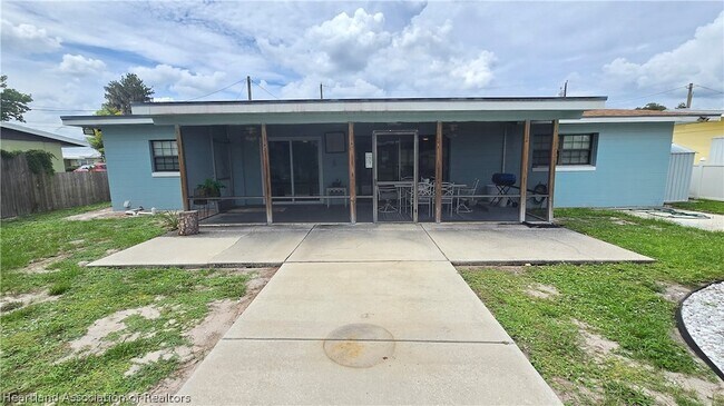 Building Photo - 639 Killarney Dr