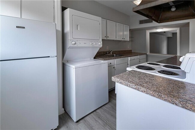 Building Photo - 3071 Colonial Way