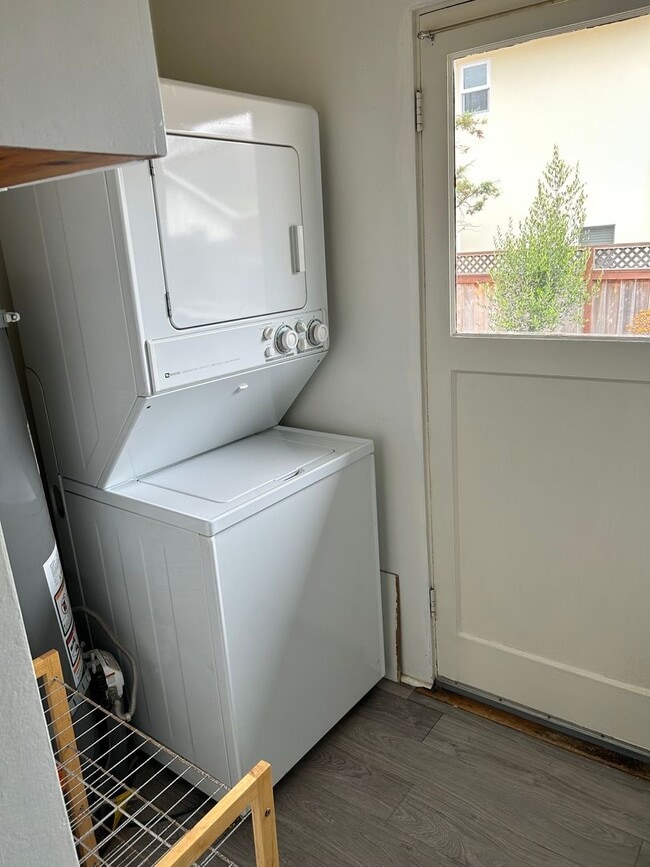 Building Photo - 2 bedroom 1 bath home w/ garage-ONE HOUSE ...