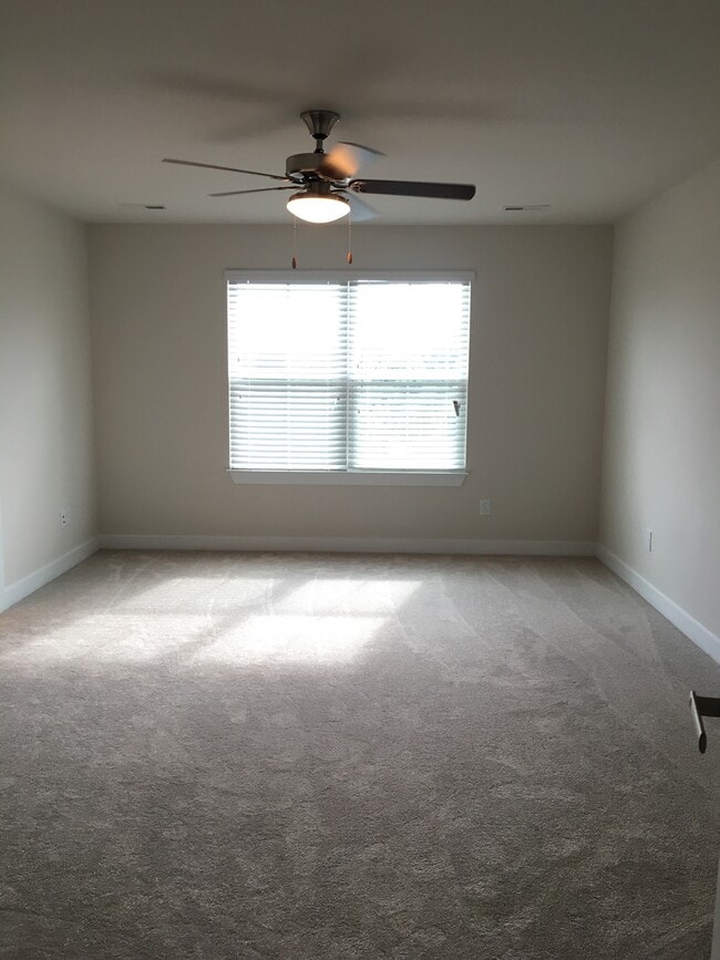 Building Photo - Beautiful 3 Bedroom, 2.5 Bath Townhome!