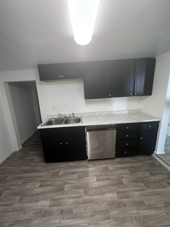 Building Photo - 2 Bed 1 Bath Home