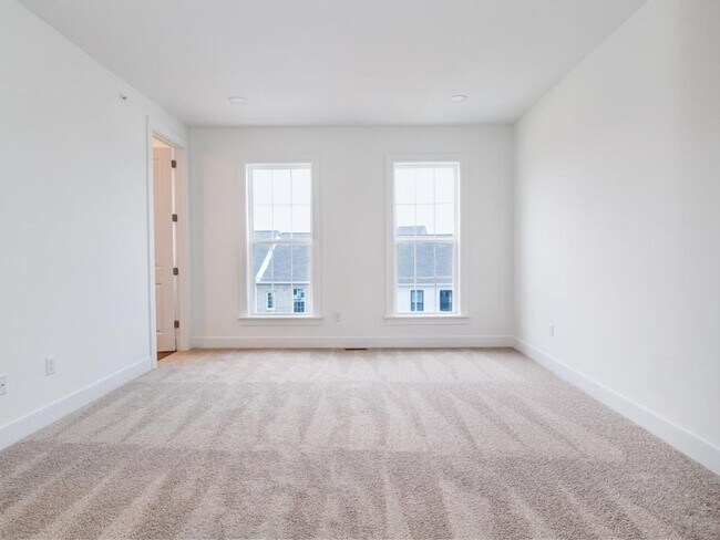 Building Photo - Luxury Townhome in the Heart of Cranberry Twp