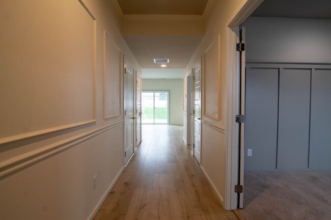 Building Photo - ***Coming Soon June 1st, 2026***Modern 4 bed 2.5 bath near the Fairways Golf Course, Amazon and F...