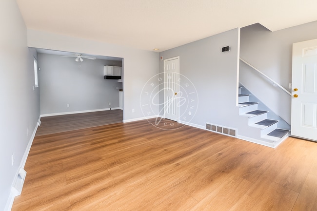 Building Photo - Beautifully updated 2 story 2 bed townhome! Central air!