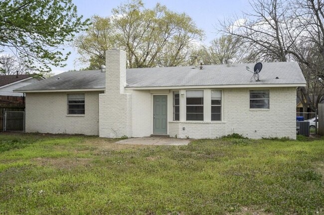 Building Photo - 1671 S Pecan Ave