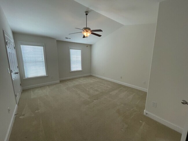 Building Photo - Townhouse / Burlington