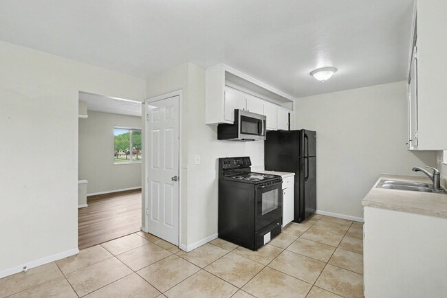 Building Photo - 1731 Auburn Dr