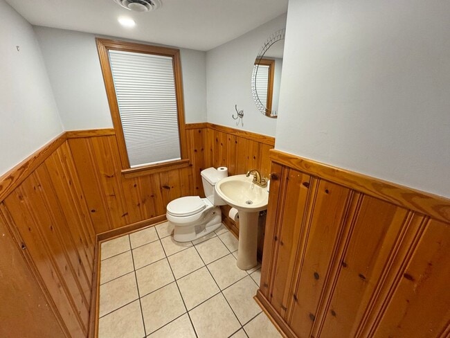 Building Photo - Spacious 4BR/2.5BA Home in Prime West End ...
