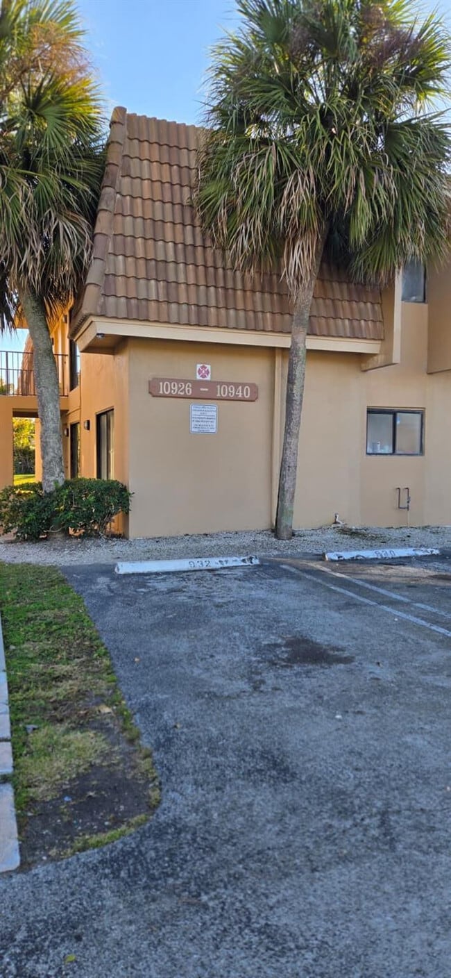 Building Photo - 10930 Royal Palm Blvd