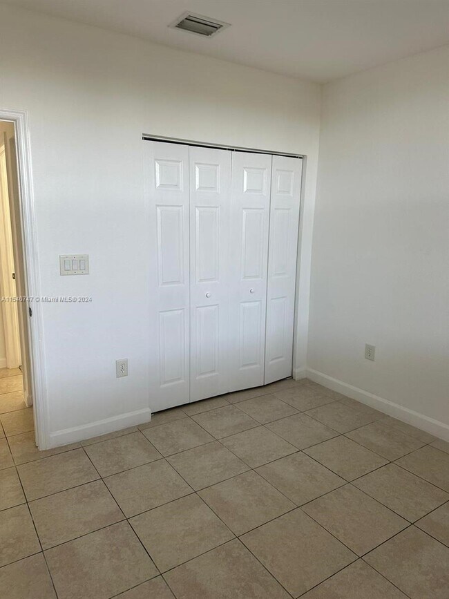 Building Photo - 1650 NE 33rd Rd