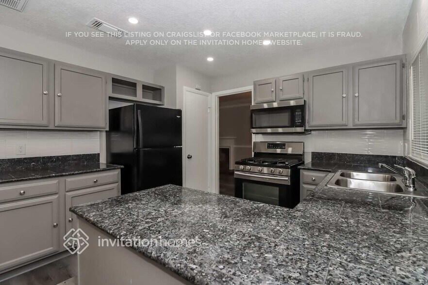 Building Photo - 18023 Holly Forest Dr