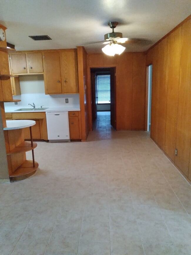 Building Photo - Great location