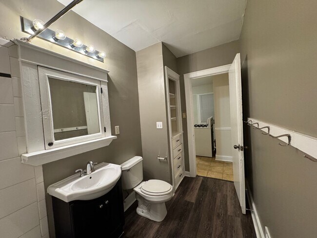 Building Photo - Bright & Spacious 2 Bedroom Lower Unit with Formal Dining Room and Bay Window