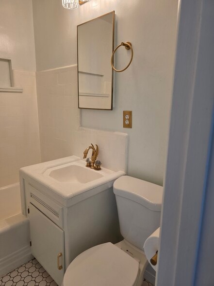 Building Photo - 3528 Laurel Ave