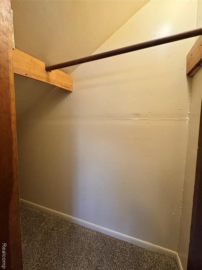 Building Photo - 834 E Cross St