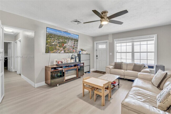 Building Photo - 709 SW 7th Ave