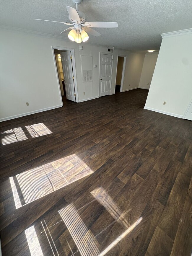 Building Photo - 2 Bedroom 2 Bathroom Condo!