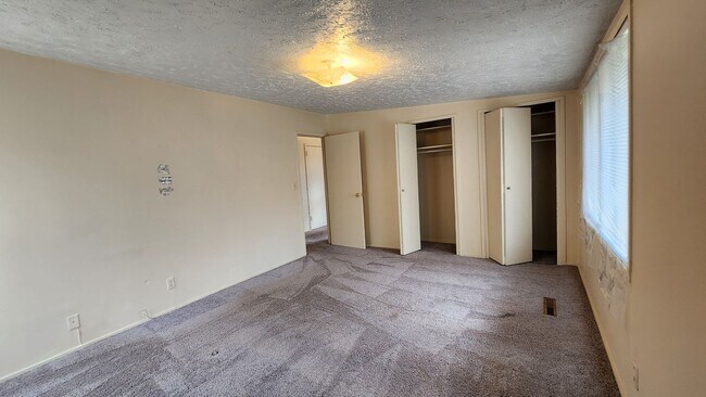 Building Photo - Three bedroom 1.5 house available for rent May 1 2026!