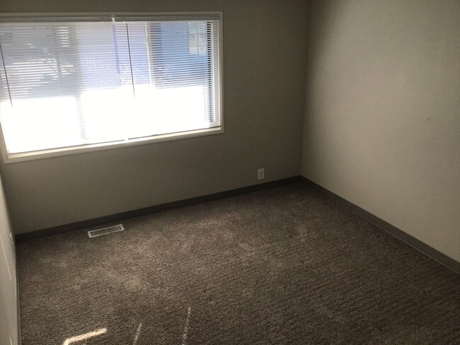 Building Photo - Spacious 2 Bedroom in Downtown Omaha