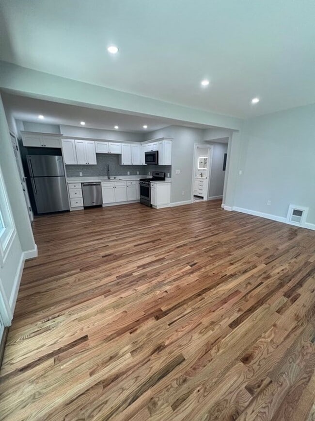 Building Photo - Huge 4 Bed 2 Bath in Dorchester