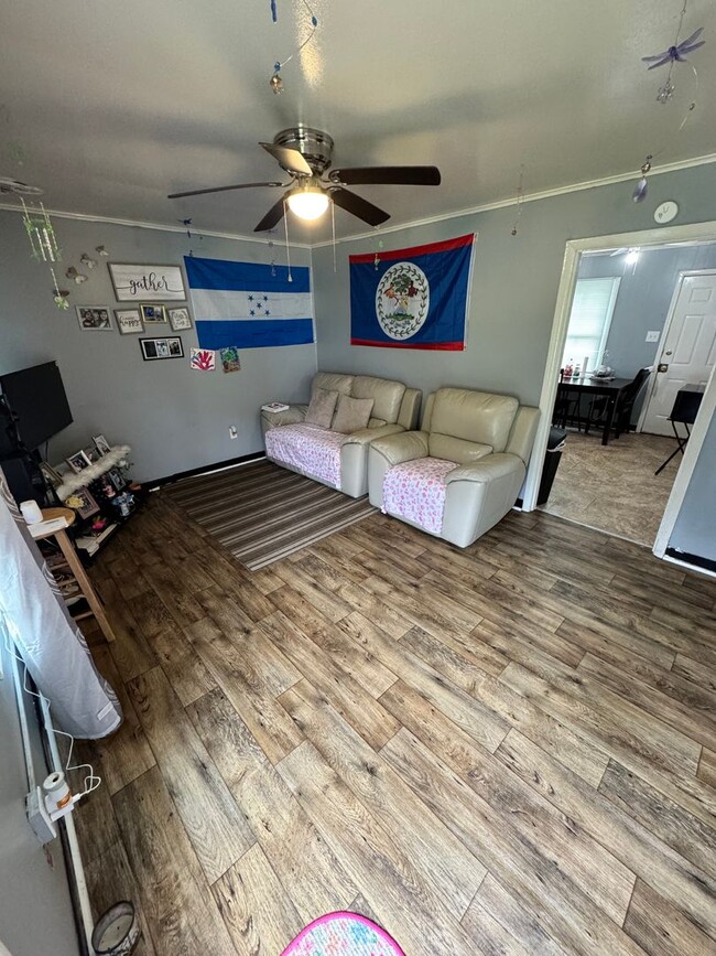 Building Photo - Cozy 3 bed 1 bath w Central HVAC