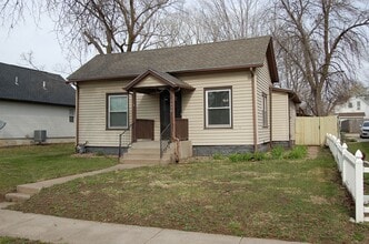 Building Photo - Cute & clean and close to campus!