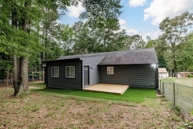 Building Photo - Newly Renovated East Side Home!