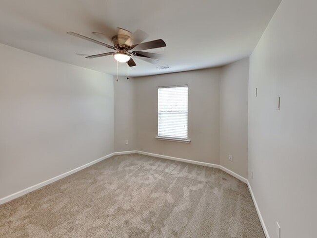 Building Photo - Well-maintained 4 Bedroom With Basement