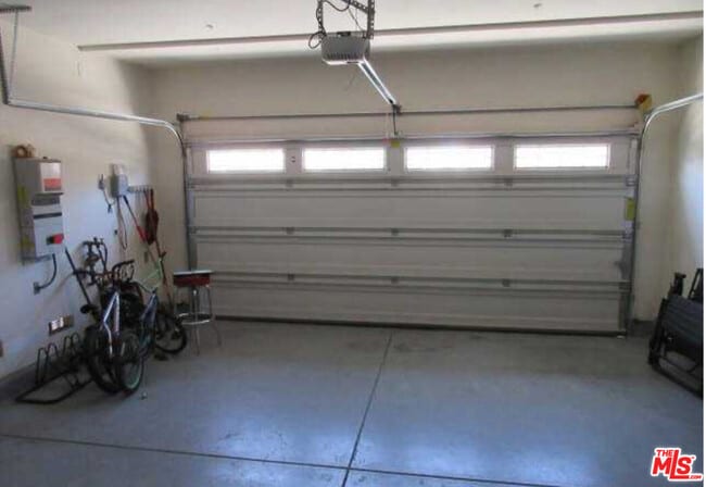 Building Photo - 9644 Pine Orchard St