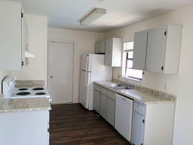 Building Photo - 3 bedroom 2 bathroom Pool House price redu...