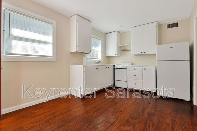 Building Photo - 325 Ohio Pl