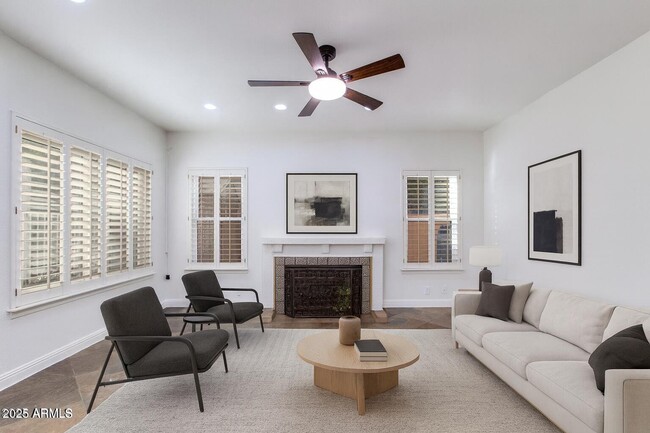 Building Photo - 5513 E Grovers Ave