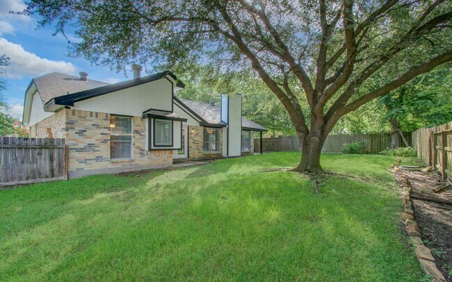 Building Photo - 13215 Bunker Hill Dr