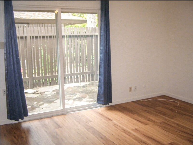 Building Photo - 5468 Roundtree Pl