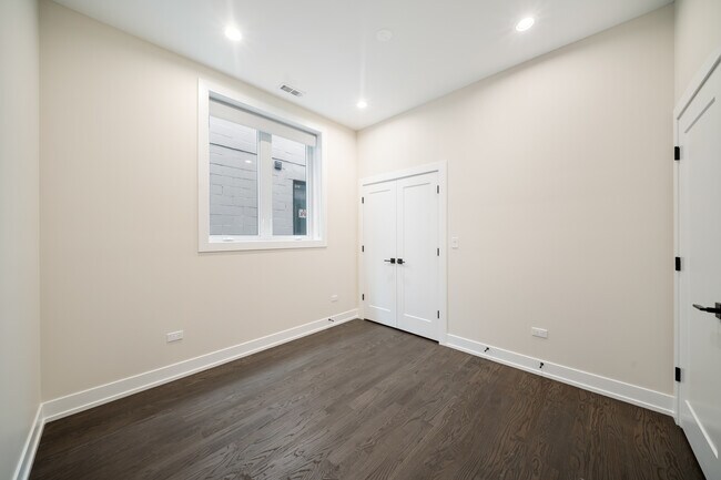 Building Photo - 408 E 50th Pl