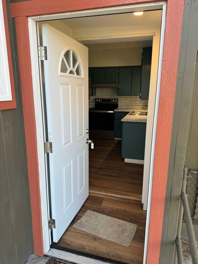 Building Photo - Back Unit of a Great Duplex in the Heart o...