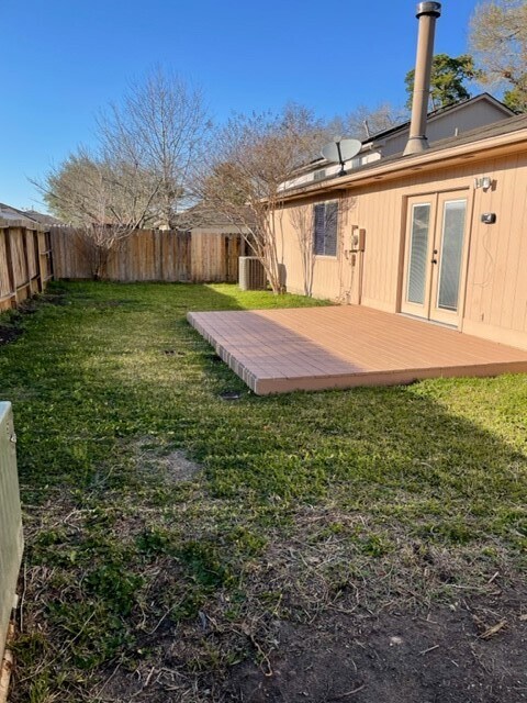 Large back yard deck and fully fenced yard - 29015 Waltham St