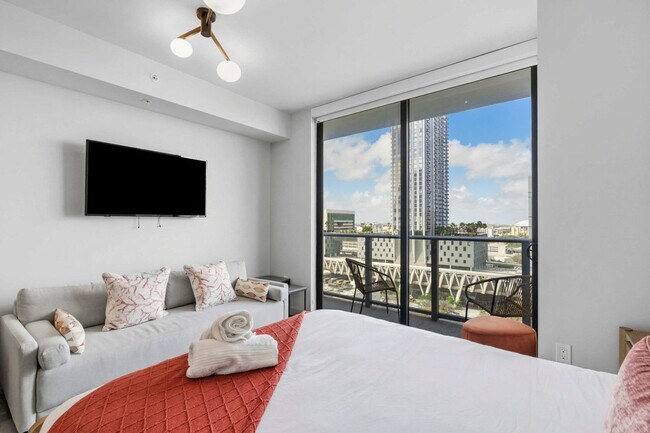 Building Photo - 11 NE 6th St