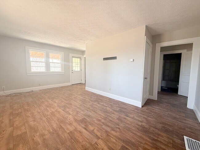 Building Photo - 3-Bedroom Home with Carport and Spacious Rooms Near Tennessee Tech & Downtown Cookeville