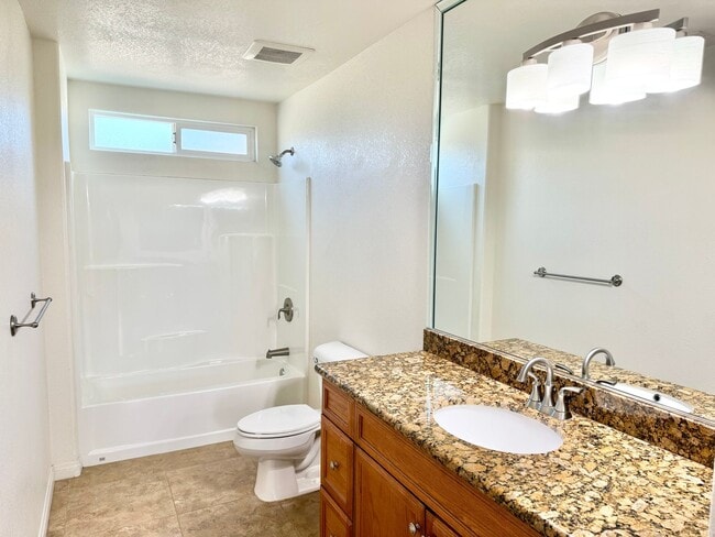 Building Photo - Huge 3 bed 2 bath Home In Storey Park Neig...