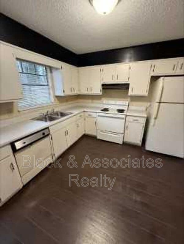 Building Photo - 646 Greenfield St