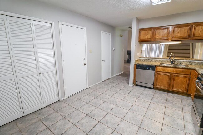 Building Photo - 1546 Ridgebriar Dr